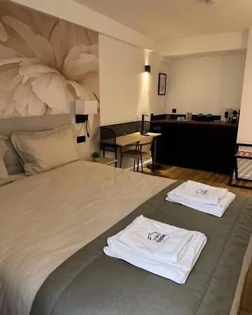 Les Du Faubourg Acomodação com café da manhã  4*